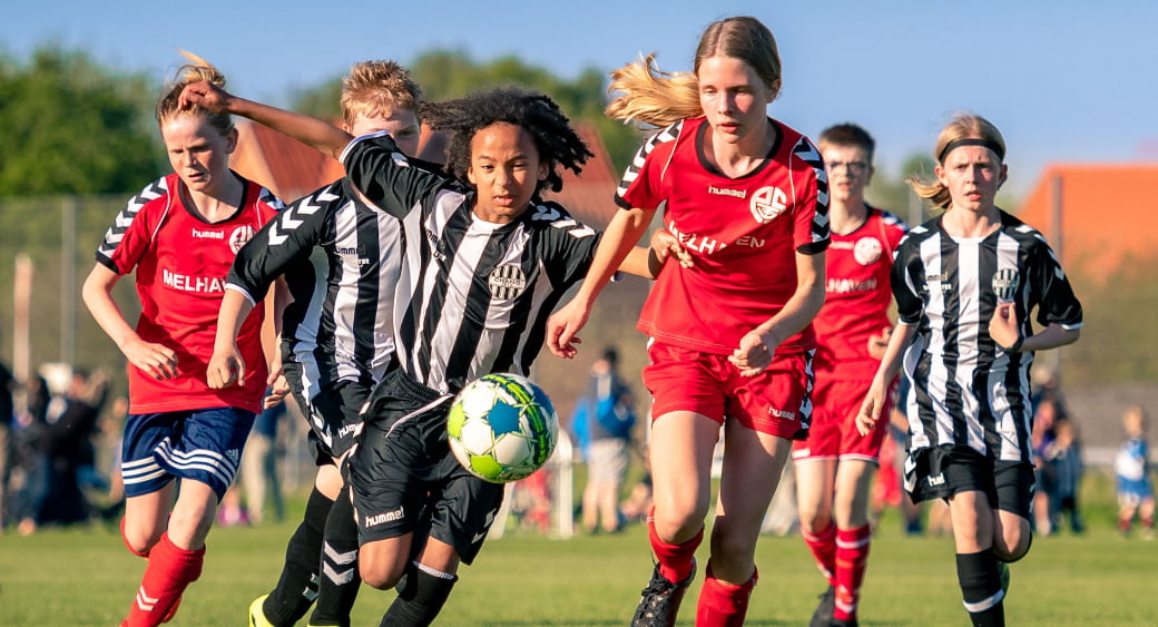 girls plays soccer on a soccer team