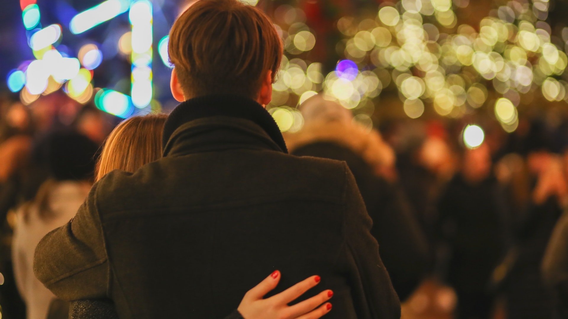 Couple celebrating new years. Photo by Ryutaro Tsukata, Pexels